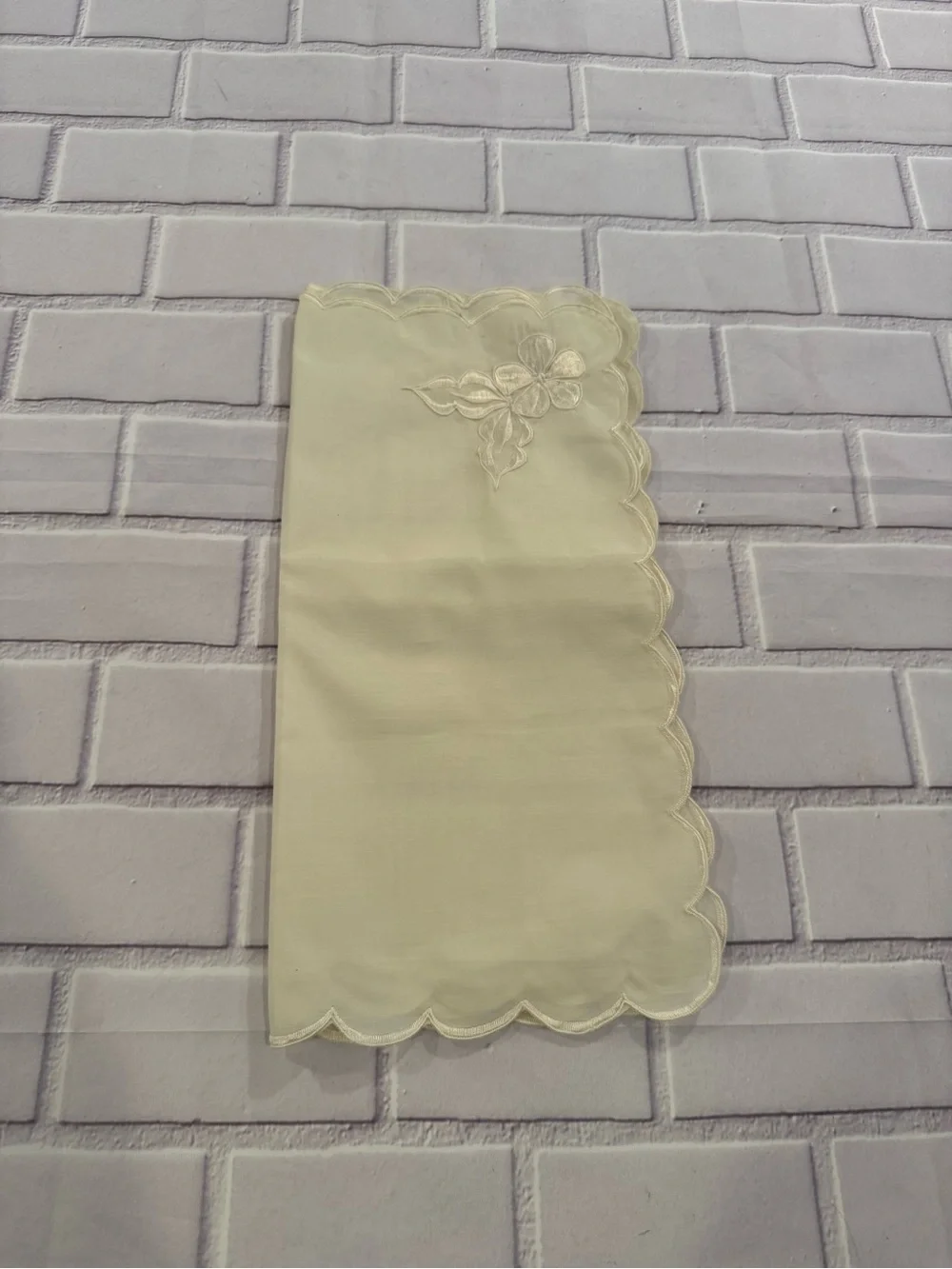 Set of 6 Vintage Ivory Embroidered Floral Linen Napkins 14x14 Scalloped Edge
